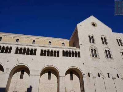 I Normanni (dal 1071 al 1156)  - Durante la dominazione normanna � la traslazione delle reliquie di San Nicola da Myra a Bari, nel 1087. Furono prese in consegna dall'abate Elia e collocate nel monastero di San Benedetto, finch� non si decise di costruire una nuova chiesa per il santo: l�attuale Basilica